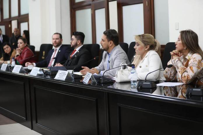 Los diputados acudieron a la reunión de la comisión de Reformas al sector justicia, que lidera Álvaro Arzú Escobar. Foto: Congreso