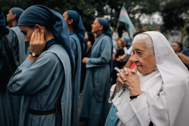 Personas sostienen una imagen del Papa Francisco durante una misa este lunes, en la Plaza Constitución en Buenos Aires (Argentina). Foto La Hora: EFE