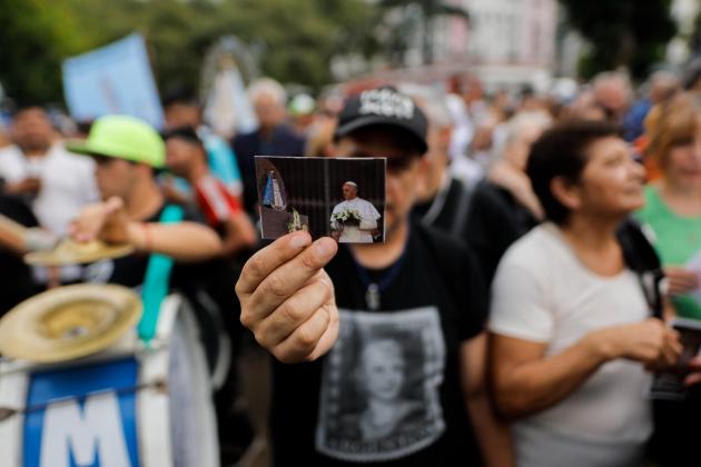 Personas sostienen una imagen del Papa Francisco durante una misa este lunes, en la Plaza Constitución en Buenos Aires (Argentina). Foto La Hora: EFE