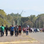 Migrantes caminan después de regresar de la Comisión Mexicana de Ayuda a Personas Refugiadas (Comar), en Tapachula. Foto La Hora: EFE