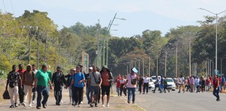 Migrantes caminan después de regresar de la Comisión Mexicana de Ayuda a Personas Refugiadas (Comar), en Tapachula. Foto La Hora: EFE