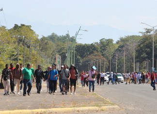 Migrantes caminan después de regresar de la Comisión Mexicana de Ayuda a Personas Refugiadas (Comar), en Tapachula. Foto La Hora: EFE