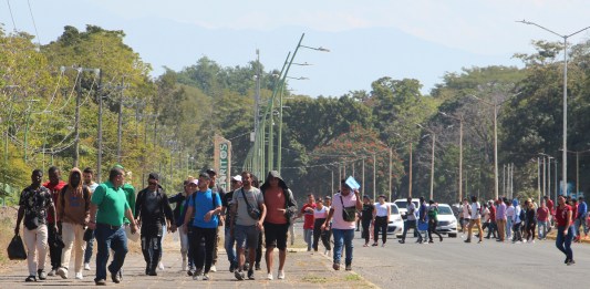 Migrantes caminan después de regresar de la Comisión Mexicana de Ayuda a Personas Refugiadas (Comar), en Tapachula. Foto La Hora: EFE