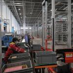 Fotografía de archivo de un trabajador en una unidad de transporte de contenedores en Pekín (China). EFE/EPA/WU HONG