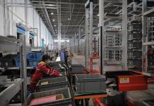 Fotografía de archivo de un trabajador en una unidad de transporte de contenedores en Pekín (China). EFE/EPA/WU HONG