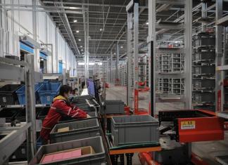 Fotografía de archivo de un trabajador en una unidad de transporte de contenedores en Pekín (China). EFE/EPA/WU HONG