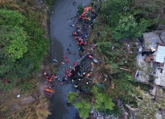 El bus extraurbano cayó sobre el río Las Vacas, que pasa al lado de la calzada La Paz. Foto La Hora: Fabricio Alonzo