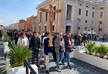 Los fieles siguen peregrinando a Roma por el Jubileo mientras rezan por la salud del papa Francisco CIUDAD DEL VATICANO, peregrinos procedentes del todo el mundo siguen visitando la basílica de San Pedro en el Vaticano por el Jubileo, a la espera de que el papa mejore. Foto La Hora: EFE