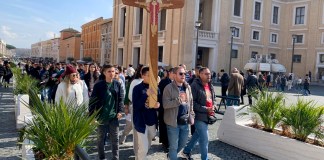 CIUDAD DEL VATICANO, peregrinos procedentes del todo el mundo siguen visitando la basílica de San Pedro en el Vaticano por el Jubileo, a la espera de que el papa mejore. Foto La Hora: EFE