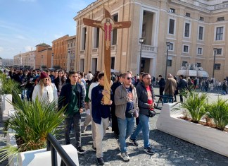 CIUDAD DEL VATICANO, peregrinos procedentes del todo el mundo siguen visitando la basílica de San Pedro en el Vaticano por el Jubileo, a la espera de que el papa mejore. Foto La Hora: EFE