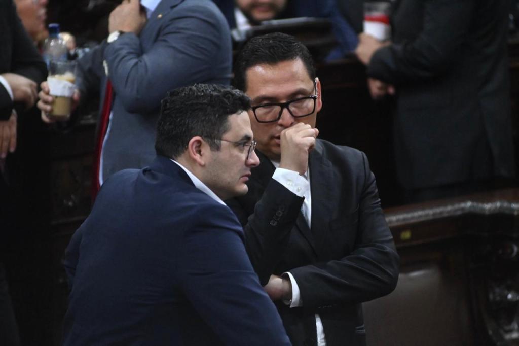 El diputado oficialista Samuel Pérez y el integrante de Vamos, Duay Martínez, conversan previo a la distribución de comisiones legislativas. Foto: La Hora / Fabricio Alonzo