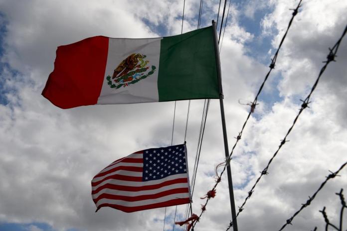 Banderas estadounidense y mexicana en la frontera de Texas. Foto La Hora: EFE