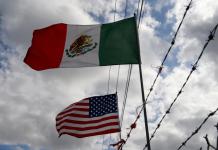 Banderas estadounidense y mexicana en la frontera de Texas. Foto La Hora: EFE