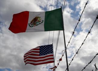 Banderas estadounidense y mexicana en la frontera de Texas. Foto La Hora: EFE