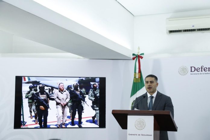 El secretario de Seguridad y Protección Ciudadana, Ómar García Harfuch, habla durante una rueda de prensa este jueves, en Ciudad de México. Foto La Hora: EFE