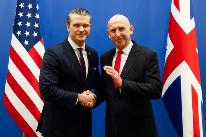 El Secretario de Defensa de EE. UU., Pete Hegseth (Izquierda), estrecha la mano del Secretario de Defensa británico, John Healey (Derecha), en la víspera de una reunión de ministros de defensa de la Organización del Tratado del Atlántico Norte (OTAN) en la sede de la alianza en Bruselas.