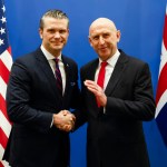 El Secretario de Defensa de EE. UU., Pete Hegseth (Izquierda), estrecha la mano del Secretario de Defensa británico, John Healey (Derecha), en la víspera de una reunión de ministros de defensa de la Organización del Tratado del Atlántico Norte (OTAN) en la sede de la alianza en Bruselas.