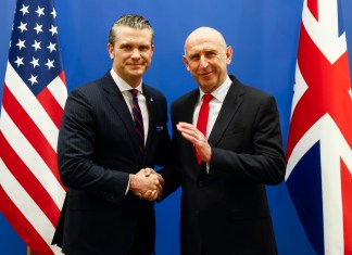 El Secretario de Defensa de EE. UU., Pete Hegseth (Izquierda), estrecha la mano del Secretario de Defensa británico, John Healey (Derecha), en la víspera de una reunión de ministros de defensa de la Organización del Tratado del Atlántico Norte (OTAN) en la sede de la alianza en Bruselas.