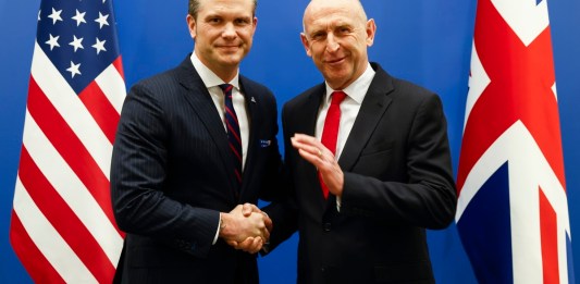 El Secretario de Defensa de EE. UU., Pete Hegseth (Izquierda), estrecha la mano del Secretario de Defensa británico, John Healey (Derecha), en la víspera de una reunión de ministros de defensa de la Organización del Tratado del Atlántico Norte (OTAN) en la sede de la alianza en Bruselas.