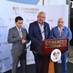 Los diputados del bloque UNE, César Fion (centro), León Felipe Barrera (izquierda) y Javier López, marcaron distancia de la excandidata presidencial de la UNe. Foto La Hora: Fabricio Alonzo