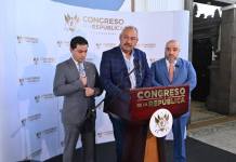 Los diputados del bloque UNE, César Fion (centro), León Felipe Barrera (izquierda) y Javier López, marcaron distancia de la excandidata presidencial de la UNe. Foto La Hora: Fabricio Alonzo