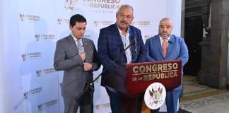 Los diputados del bloque UNE, César Fion (centro), León Felipe Barrera (izquierda) y Javier López, marcaron distancia de la excandidata presidencial de la UNe. Foto La Hora: Fabricio Alonzo