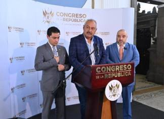 Los diputados del bloque UNE, César Fion (centro), León Felipe Barrera (izquierda) y Javier López, marcaron distancia de la excandidata presidencial de la UNe. Foto La Hora: Fabricio Alonzo