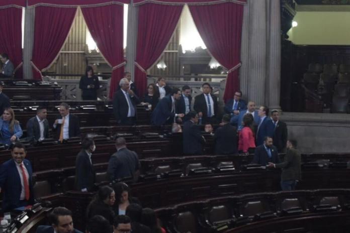 Diputados de varias bancadas conversan luego de que se levantó la plenaria en el Congreso. Foto La Hora: José Orozco