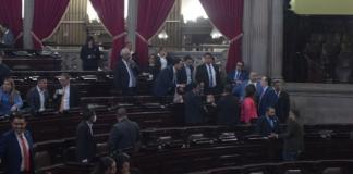 Diputados de varias bancadas conversan luego de que se levantó la plenaria en el Congreso. Foto La Hora: José Orozco