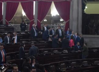 Diputados de varias bancadas conversan luego de que se levantó la plenaria en el Congreso. Foto La Hora: José Orozco