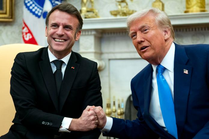 El moretón en la mano derecha de Trump se hizo evidente este lunes, durante la visita a la Casa Blanca del presidente francés, Emmanuel Macron. Foto La Hora: EFE