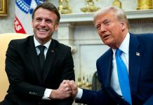 El moretón en la mano derecha de Trump se hizo evidente este lunes, durante la visita a la Casa Blanca del presidente francés, Emmanuel Macron. Foto La Hora: EFE