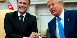 El moretón en la mano derecha de Trump se hizo evidente este lunes, durante la visita a la Casa Blanca del presidente francés, Emmanuel Macron. Foto La Hora: EFE