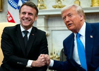 El moretón en la mano derecha de Trump se hizo evidente este lunes, durante la visita a la Casa Blanca del presidente francés, Emmanuel Macron. Foto La Hora: EFE