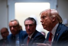 Ministros canadienses viajaron a Washington para intentar evitar los aranceles de Trump Donald Trump durante una conferencia de prensa. Foto La Hora: EFE