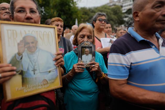 Personas sostienen una imagen del Papa Francisco durante una misa este lunes, en la Plaza Constitución en Buenos Aires (Argentina). Foto La Hora: EFE