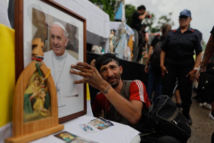 Personas sostienen una imagen del Papa Francisco durante una misa este lunes, en la Plaza Constitución en Buenos Aires (Argentina). Foto La Hora: EFE