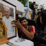 Personas sostienen una imagen del Papa Francisco durante una misa este lunes, en la Plaza Constitución en Buenos Aires (Argentina). Foto La Hora: EFE