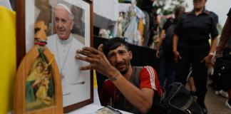 Personas sostienen una imagen del Papa Francisco durante una misa este lunes, en la Plaza Constitución en Buenos Aires (Argentina). Foto La Hora: EFE