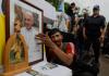 Personas sostienen una imagen del Papa Francisco durante una misa este lunes, en la Plaza Constitución en Buenos Aires (Argentina). Foto La Hora: EFE