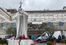 El papa Francisco padece una infección en las vías respiratoria y una "leve fiebre", informó la Santa Sede después de ser hospitalizado debido a una bronquitis.