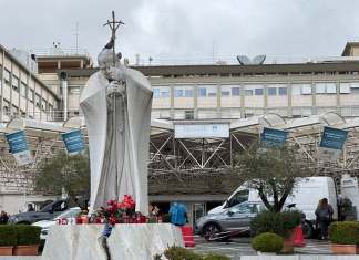 El papa Francisco padece una infección en las vías respiratoria y una "leve fiebre", informó la Santa Sede después de ser hospitalizado debido a una bronquitis.