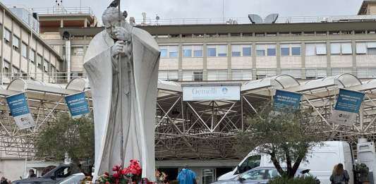 El papa Francisco padece una infección en las vías respiratoria y una "leve fiebre", informó la Santa Sede después de ser hospitalizado debido a una bronquitis.