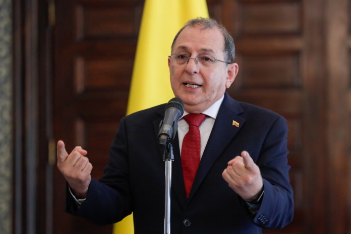 El ministro del Interior de Colombia, Juan Fernando Cristo, propuso la renuncia de todo el gabinete por considerarlo 