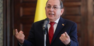 El ministro del Interior de Colombia, Juan Fernando Cristo, propuso la renuncia de todo el gabinete por considerarlo "insostenible".