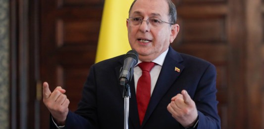 El ministro del Interior de Colombia, Juan Fernando Cristo, propuso la renuncia de todo el gabinete por considerarlo "insostenible".