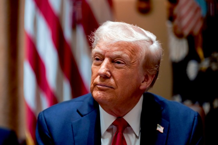 El presidente estadounidense, Donald Trump, asiste a una reunión del gabinete en la Casa Blanca en Washington, DC. Foto La Hora: EFE