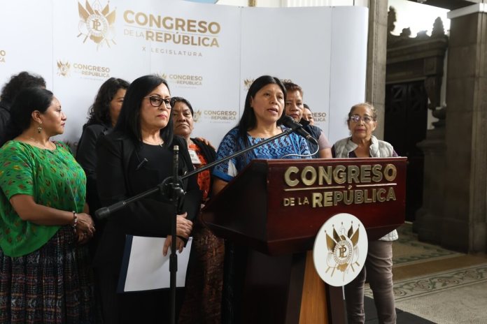 Las diputadas Sonia Gutiérrez y Sandra Milian proponen coordinación de las guarderías en el país. Foto: Congreso