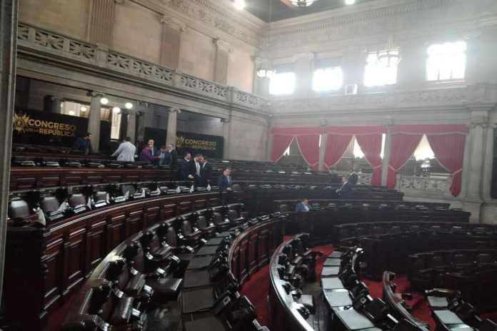 Menos de 70 diputados se hicieron presentes a la plenaria donde se iniciaría la interpelación al ministro de Salud, Joaquín Barnoya. Foto: La Hora