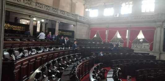 Menos de 70 diputados se hicieron presentes a la plenaria donde se iniciaría la interpelación al ministro de Salud, Joaquín Barnoya. Foto: La Hora